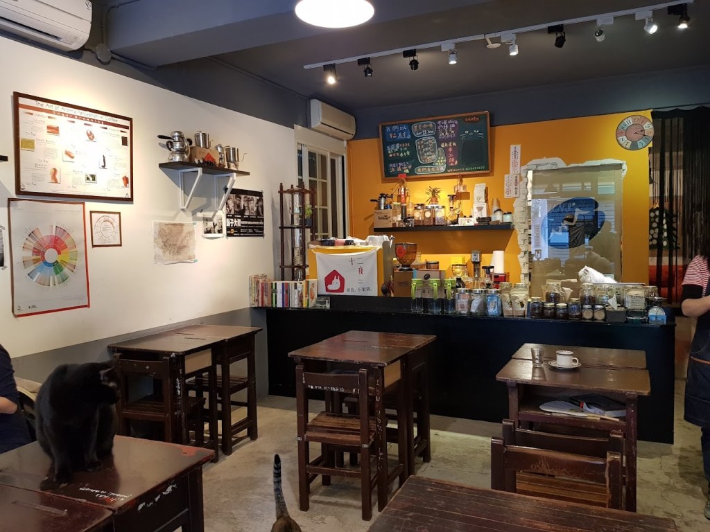 Photo inside of Uni Cafe Studio in Taipei with wooden work tables and brightly coloured walls